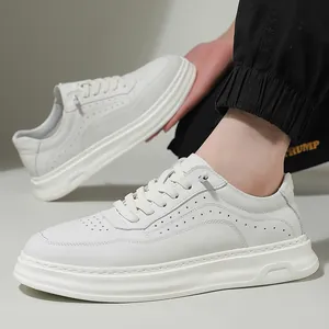 Hochwertige weiße Herren-Sneaker aus Leder mit Plateausohle und atmungsaktivem Design