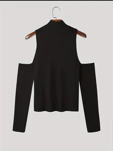 Vista trasera de una camiseta negra de hombre con cuello alto y hombros al aire en percha