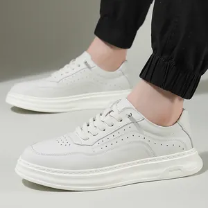 Klassische weiße Leder-Sneaker für Herren mit dicker Plateausohle und lässigem Schnür-Design