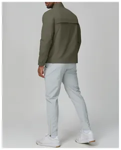 Vue arrière d'une veste coupe-vent olive pour homme avec col montant pour le sport