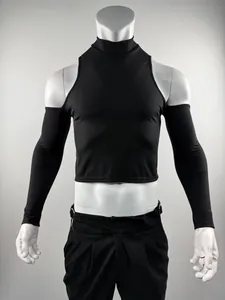 Detalle de camiseta negra acanalada de cuello alto con aberturas en los hombros masculinos