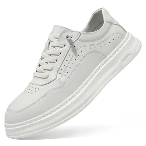 Weiße Premium-Ledersneaker für Herren mit dicker Schaumstoffsohle für Frühling und Herbst.