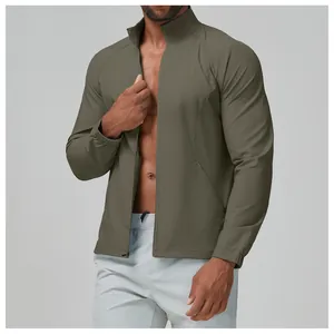 Gros plan d'une veste de sport coupe-vent vert olive pour homme avec col montant chic.