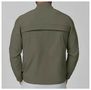 Vue arrière détaillée d'une veste de sport légère coupe-vent pour homme olive