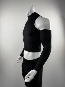 Detalle de perfil de top corto negro para hombre con cuello alto y mangas largas separadas