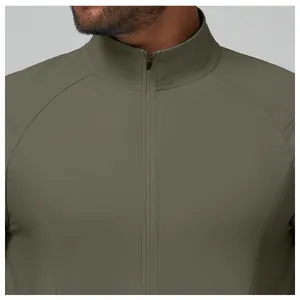 Vue détaillée du col montant et de la fermeture éclair d'une veste de sport olive homme