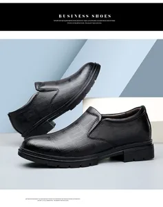 Vista dettagliata delle scarpe eleganti nere da uomo con trama a coccodrillo fine
