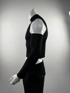 Vista lateral del top de cuello alto acanalado negro para hombre con mangas.
