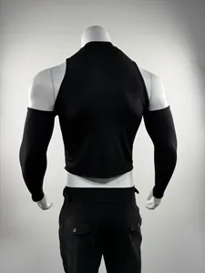 Vista trasera de camiseta negra de hombre con cuello alto, hombros descubiertos y canalé.