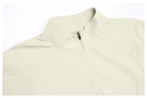 Détail rapproché de la veste de sport pour hommes avec col montant et zip