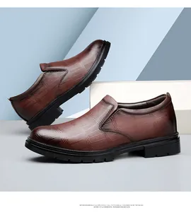 Primo piano di scarpe marroni slip-on da uomo motivo coccodrillo, rialzo di 8 cm.
