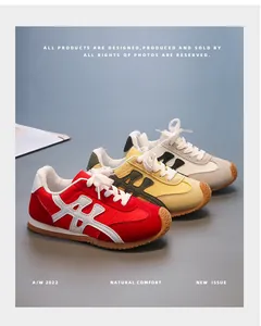 Vista de tres pares de coloridas zapatillas de correr retro para niños en fondo gris.