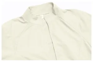 Détail rapproché d'une veste de sport beige pour homme avec col montant et zip