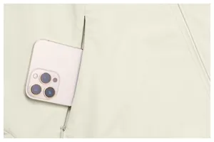 Gros plan sur la poche zippée fonctionnelle d'une veste coupe-vent homme