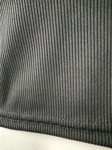 Primer plano detallado de la textura de tela de punto acanalado negro de una camiseta de manga larga