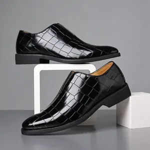 Detailansicht der schwarzen Herren-Loafer mit eleganter Krokodil-Stein-Struktur