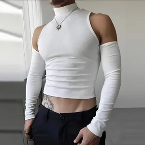 Detalle de camiseta blanca de cuello alto para hombre con aberturas en los hombros