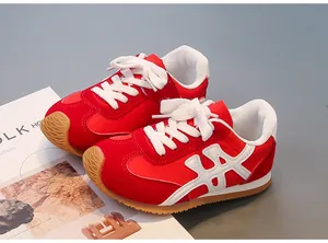 Vista detallada de zapatillas de running retro rojas para niños con cordones blancos