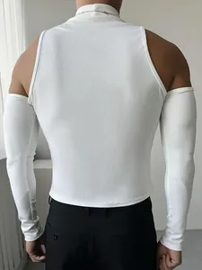 Vista trasera de top blanco de canalé con cuello alto para hombre y mangas sueltas