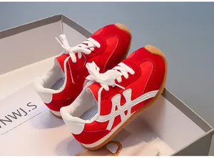 Vista detallada de las zapatillas de running retro rojas para niños en una caja elegante