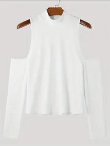Camiseta blanca de hombre con cuello alto y hombros descubiertos en una percha de madera