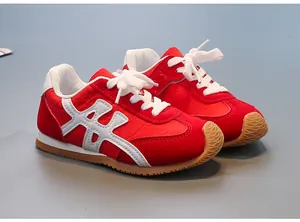 Zapatillas rojas para niños con cordones blancos y suelas de goma retro clásicas