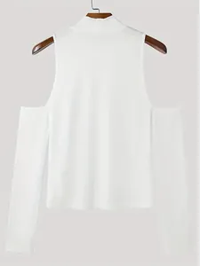 Vista detallada de la camiseta blanca de hombre con cuello alto y hombros al aire