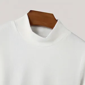 Detalle de primer plano de la textura acanalada y el cuello alto de este top blanco hombre