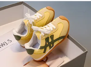 Primer plano de zapatillas retro amarillas para niños con detalles en verde