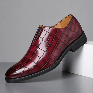 Dettaglio del profilo laterale di scarpe eleganti bordeaux in pelle coccodrillo