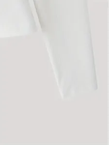 Detalle en primer plano de la textura de punto acanalado blanco de una camiseta de hombre