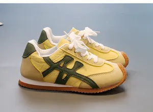 Zapatillas retro amarillas para niños con detalles verdes y suelas de goma duraderas