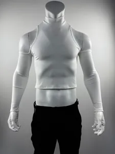 Vista frontal detallada de la camiseta corta blanca de canalé con cuello alto para hombre