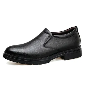 Scarpa classica da uomo slip-on nera con texture coccodrillo per business casual