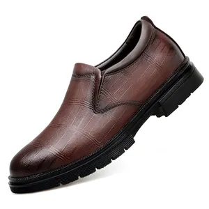 Scarpe eleganti da uomo marroni con motivo a coccodrillo e rialzo interno di 8 cm