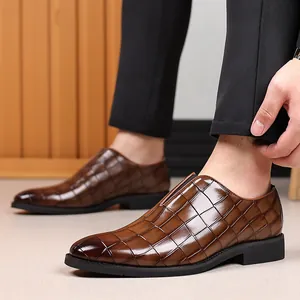 Vista detallada de cerca de la textura de cocodrilo marrón en zapatos de cuero