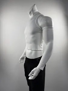 Vista lateral detallada del top corto blanco de canalé con mangas en un maniquí blanco