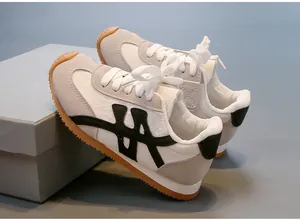 Detalle de zapatillas deportivas retro para niños con paneles de gamuza