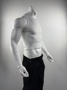 Vista lateral de top corto blanco para hombre con cuello alto, hombros caídos y mangas