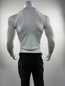 Vista trasera de un crop top para hombre con cuello alto y mangas largas caladas