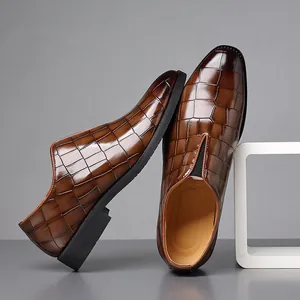Detailaufnahme brauner Herrenschuhe mit Steinmuster und elastischem Seiteneinsatz