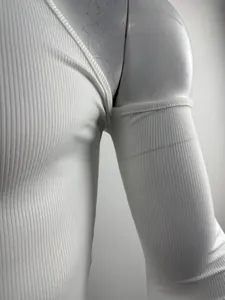 Primer plano del detalle de hombro descubierto de camiseta de manga larga acanalada blanca.