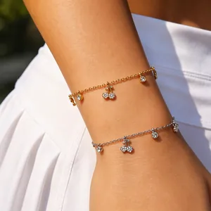 Gros plan de bracelets cerise en acier doré et argenté avec cristaux sur le bras