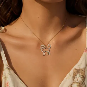Detailopname van een gouden kattenhanger ketting met sprankelende diamanten om de nek.