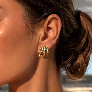 Vue détaillée de boucles d'oreilles dorées en zircon arc-en-ciel, style vintage coloré.