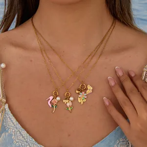 Detailaufnahme von vergoldeten Halsketten mit bunten Emaille-Blumen und Tulpenanhängern