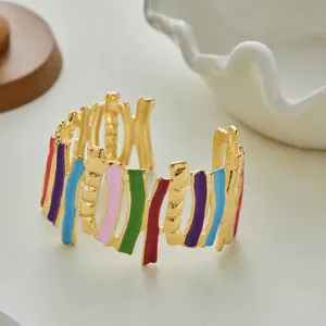 Bracciale Aperto in Smalto Arcobaleno a Strisce Verticali da Donna in Acciaio Inossidabile Placcato Oro Design Artistico a C