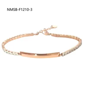 Detail des roségoldenen Armbands mit Strasssteinen, poliertem Stab und Herzanhänger