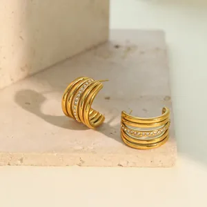 Detailaufnahme goldener Edelstahl-Creolen mit mehrreihigem glänzendem Strassbesatz