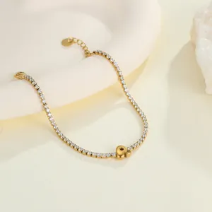 Detailansicht eines eleganten goldenen Edelstahl-Tennisarmbands mit Herzanhänger
